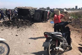 Xe tải chở đất lật đổ, vùi lấp nữ sinh